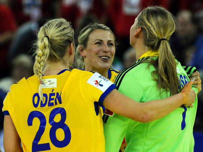 Le giocatrici svedesi festeggiano la vittoria sul Montenegro e vincono la medaglia di bronzo agli Europei di pallamano a Budapest (Afp)